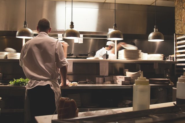 Besonders in der Hotel- und Gastronomiebranche würden die asylsuchenden Lehrlinge eine große Hilfe sein.