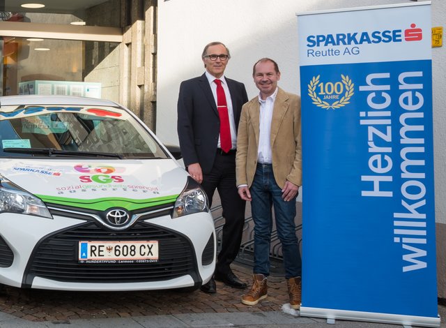 v.l. Dr. Walter Hörtnagl (Obmann des Sparkassen Landesverbandes für Tirol und Vorarlberg) und Dr. Matthias König ( Obmann Sozial- und Gesundheitssprengel Ausserfern) bei der Spendenübergabe. | Foto: Sparkasse Reutte AG