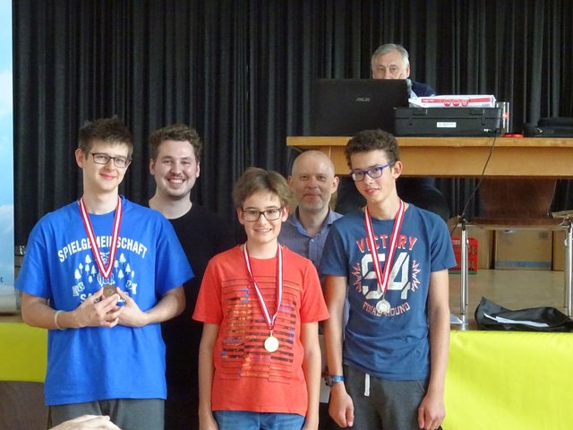 Michel Tischler, Moritz Pohl und Emanuel Malzer (vorne v. l.) waren drei von zwölf Spielern der Spielgemeinschaft Sauwald.