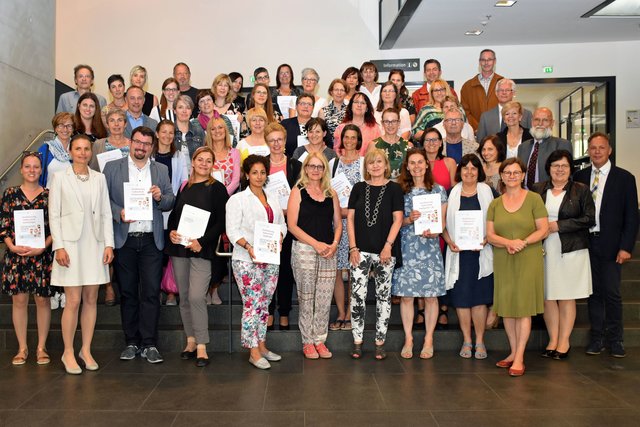 LRin Beate Palfrader (6.v.re.) mit Vertretern der Bildungsregionen und der ausgezeichneten lesefördernden Schulen. | Foto: Land Tirol/Brandhuber