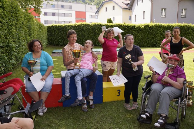 Siegerehrung der Damen Michaela Rungaldier gewann mit Unterstützung von Annemarie ??, Brigitte Brandner wurde zweite und Melanie Payrich schaffte es auf den dritten Platz. Auch Lena Krammer und Resi Mooslechner freuten sich über ihre Pokale. | Foto: Anita Marchgraber