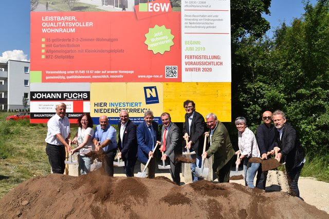 GR Ing. Franz Fidler, GR Brigitta Ulreich, StR Franz Stix, EGW-Geschäftsführer Mag. Fritz Kittel, LAbg. Hermann Hauer, Bgm. Rupert Dworak, Bmstr. Ing. Karl Weiß, StR Karl Pölzelbauer, StR Martina Klengl, DI Arch. Mario Teynor, DI Arch Josef Schmidt (v.l.).