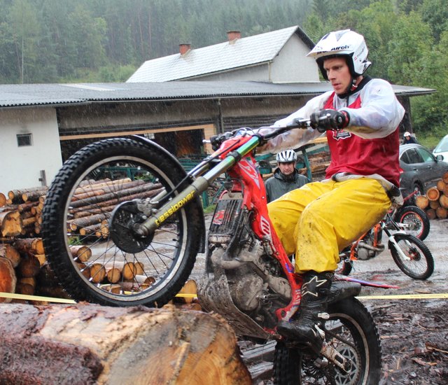Lokalmatador Philipp Bertl lässt sich das Heimrennen seines Vereins Trial Team Traisental in Lehenrotte nicht entgehen.