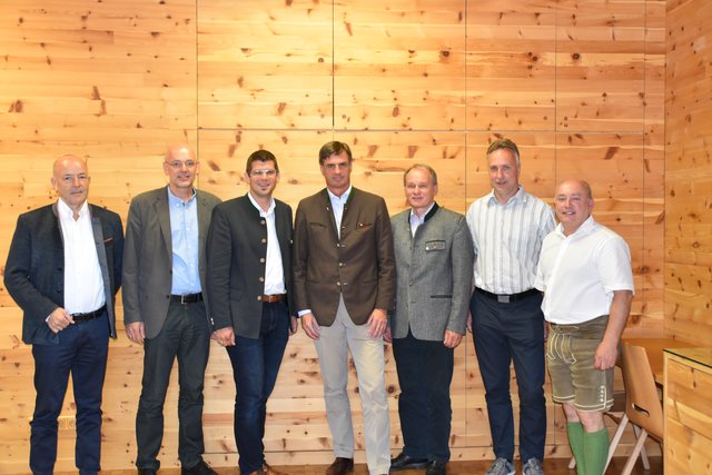 Diskutierten über Wald & Holz: Leopold Schnaubelt, Werner Mattersdorfer, LR Martin Gruber, Johannes Thurn-Valsassina, Wilfried Strasser, Christian Matitz, Johann Zöscher (v.li.)
