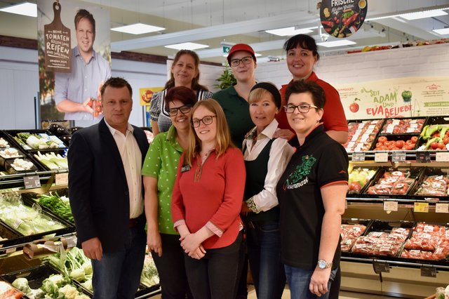 Billa-Regionalmanager Herbert Vallant (links), Marktmanagerin Nicole Aldrian (vorne) und ihr Team freuen sich auf viele Kunden im neuen Geschäft.