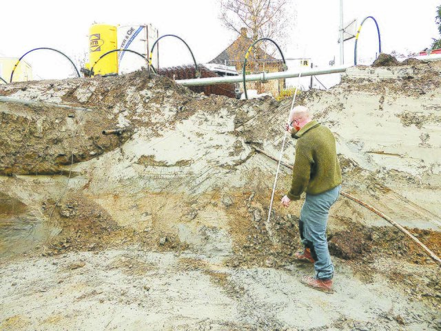 Ende letzten Jahres wurden bei Grabungsarbeiten einer Baustelle Knochen und ein religiöser Anhänger gefunden. Nach einer Expertise aus den USA steht fest: Die Toten stammen aus dem 15. Jahrhundert. | Foto: Firma Talpa, Marlies Wohlschlager, Marktgemeinde