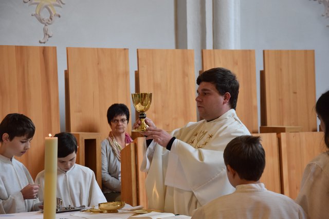 Neupriester Mag. Michael Lezuo bei der Gabenbereitung. Im Hintergrund die Lektorin und Pfarrkirchenratsobfrau Rosmarie Lentsch.