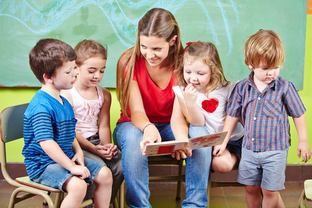 Wenn die Kinder schon Ferien haben, die Eltern aber noch arbeiten müssen, sind Sommerkindergärten und Sommerhorts eine gute Lösung.