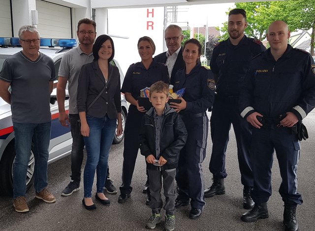Bauernbund-Bezirksobmann LAbg. Ferdinand Tiefnig, Bezirksbäuerin Christina Huber mit Sohn Janik, Polizei-Chefinspektor Ludwig Heise und einige Mitarbeiter der Polizei Braunau.
