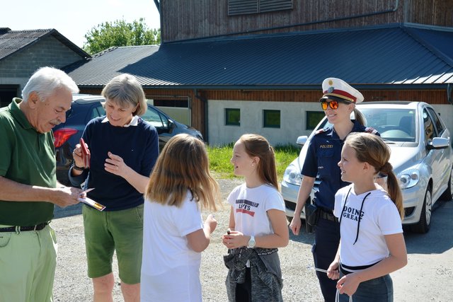 Die Volksschüler aus Gai leisteten einen aktiven Beitrag zur Kindersicherheit im Straßenverkehr.  | Foto: Große schützen Kleine