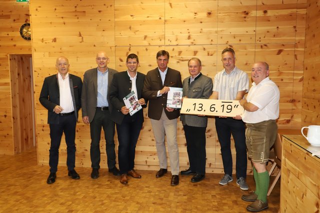 Leopold Schnaubelt, Werner Mattersdorfer, LR Martin Gruber, Johannes Thurn-Valsassina, Wilfried Strasser, Christian Matitz, Johann Zöscher (v.l.n.r.) präsentierten den Walderlebnistag