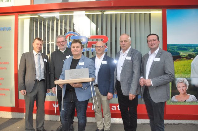 Werbe- und Fotochef Wolfgang Fischer (3.v.l.) mit Vertretern der Stadtgemeinde und Ehrengästen. | Foto: WOCHE