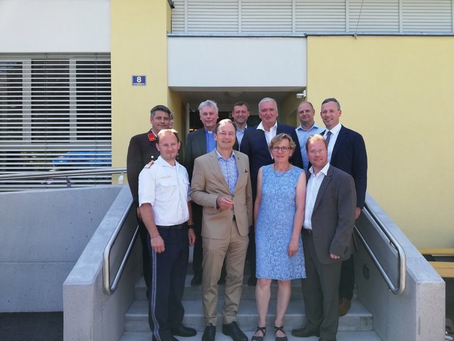 Vorne: Kommandant-Stellvertreter der Polizeiinspektion Herzogenburg, Günter Thalhofer, Landtagsabgeordneter Bürgermeister Martin Michalitsch, Kindergartenleiterin Elisabeth Schrefl und Bürgermeister Christoph Artner. 
Hinten: Kommandant der FF Oberndorf/Ebene, Stephan Luef, Stadtpfarrer Mauritius Lenz, Nationalratsabgeordneter Johann Höfinger, Landeshauptfrau-Stellvertreter Franz Schnabl, Stadtrat Erich Hauptmann und Bezirkshauptmann-Stellvertreter Christian Steger. | Foto: Neuhold
