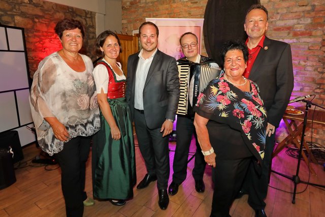 Die Wienerlied-Stars gastierten im Döblinger Heurigen Wolff. Als Gast war auch Bezirkschef Daniel Resch (3.v.li.) mit dabei.
