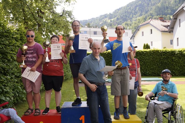 Die Herren zeigten sich in Topform. Für Den Sieger und Olympioniken Manuel Auer war es "schon fast ein bisserl fad." Marco Mayr teilte (2 v.l.) wurde Zweiter und Chritstoph Katschthaler Dritter. Stefan Aichinger, Markus Hofmann, Hans Hafner und Martin Obermoser freuten sich ebenso über ihre Pokale. | Foto: Anita Marchgraber