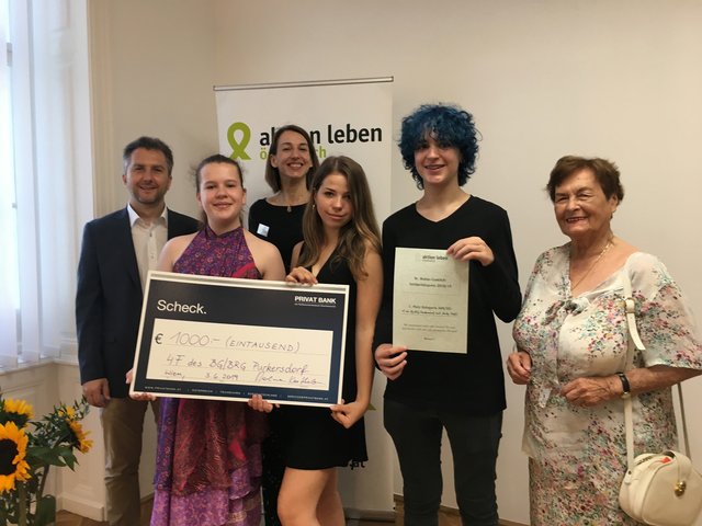 Den 1. Preis beim Dr. Walter Csoklich-Solidaritätspreis der aktion leben in der Kategorie „Höhere Schulen“ gewinnen die SchülerInnen der 4F der AHS Purkersdorf mit ihrem Hörspiel „Baby Steffi“. Im Bild mit ihrem Lehrer Stefan Sampt (l.), aktion leben-Bildungsleiterin Ines Pratter (2. Reihe) und Prof. Elfriede Csoklich (r.), die den Preis stiftet.