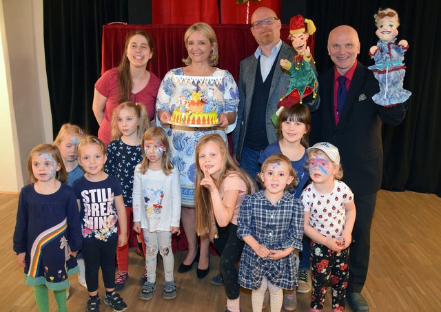 Katharina Mayer-Müller, Roswitha Zieger, Stephan Schimanowa und Martin Müller (von links) mit einigen Kids beim 16-Jahr-Jubiläum des MÖP.
 | Foto: Bernhard Garaus