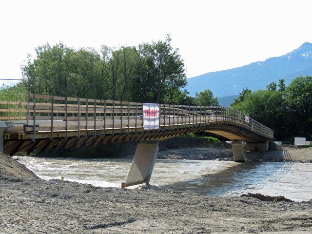 Die Geh- und Radwegbrücke Zirl steht kurz vor der Fertigstellung. Sie verbindet Zirl mit dem Innradweg.