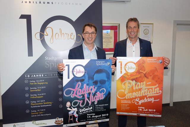 Bürgermeister Manfred Lenger (r.) und Vize Andreas Themel mit Jubiläumsprogramm.