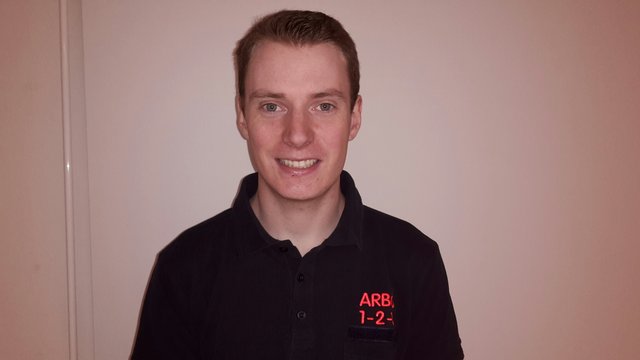 Pannenfahrer Thomas Angelmayer aus Krems half beim Entfernen der Schlange.