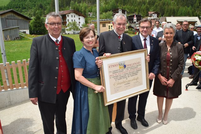 Bundespräsident Alexander Van der Bellen erhielt die Kaunertaler Ehrenbürgerschaft (von links): Josef Raich (Bürgermeister Kaunertal), Doris Schmidauer (Ehefrau des Bundespräsidenten), Bundespräsident Alexander van der Bellen, LH Günther Platter, Ingeburg Plankensteiner (Vizebürgermeisterin Kaunertal).