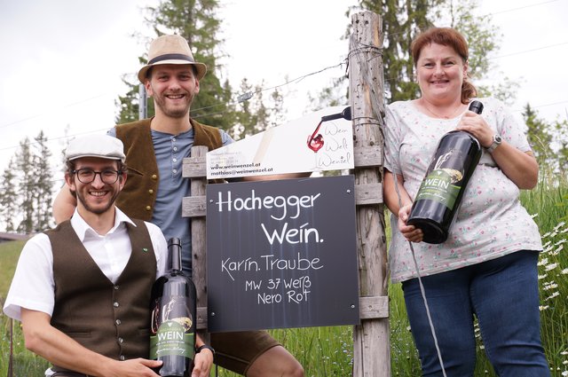 Laden zur Weinverkostung: Josef und Mathias Wenzel von der "Weinwelt Wenzel" mit Hausherrin Karin Schäffer.