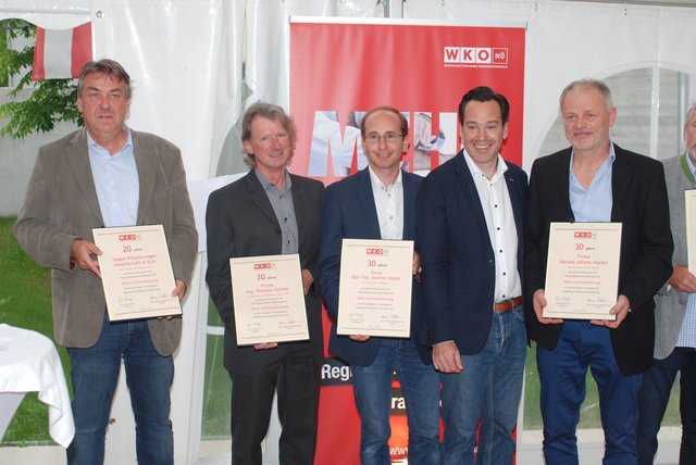 WK-Außenstellenobmann Andreas Kirnberger gratuluierte den Firmen-Jubilaren.