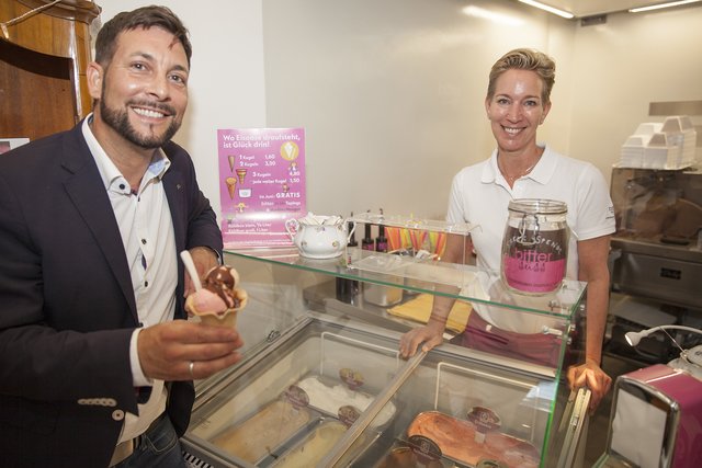 Auch Bezirkschef Markus Rumelhart zögerte nicht die neuen Eiskreationen zu kosten.