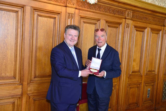 Bürgermeister Michael Ludwig überreichte dem Kammerschauspieler Michael Heltau die "Goldene Wien-Tasse".