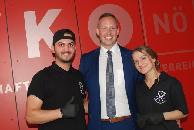 BH-Stv. Christian Steger mit den Jungunternehmern Osman und Berna Susehrili.