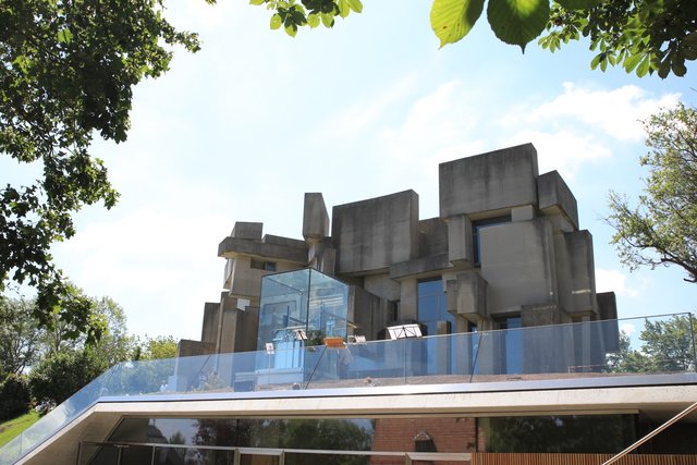 Der Umbau ist abgeschlossen. Ein neuer Zubau mit Lift macht die außergewöhnliche Kirche für Gläubige und Besucher jetzt noch leichter erreichbar und barrierefrei. | Foto: BV23