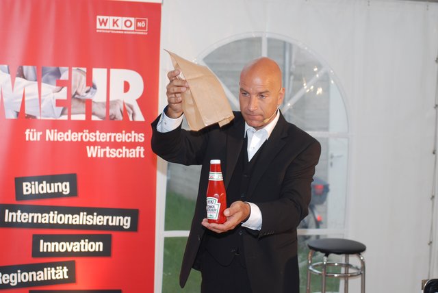 Christian Christian bei einer Ketchup-Zauberei.