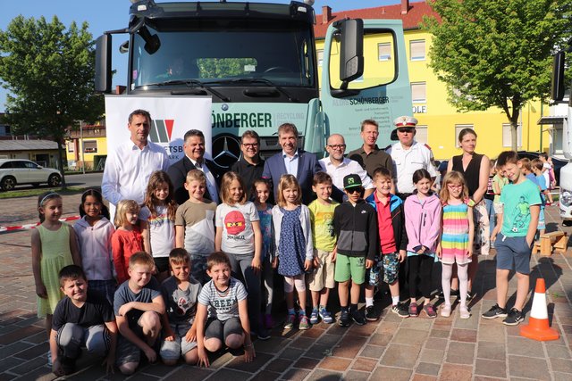 Andreas Oberbichler, Michael Hohl, Hannes Krois, Erich Gosch, Markus Pototschnig, Matthias Pellischek/WB, Gerfried Vollant und Simone Paukert/WB machten die Kinder auf den Toten Winkel aufmerksam. | Foto: Edith Ertl