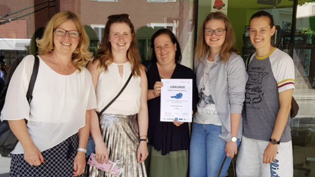 Die Abordnung aus St. Johann freut sich über ihren Sieg.
