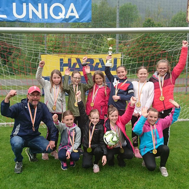 Die Kickerinnen der VS Malta mit ihrem Trainer Wolfgang Tscheru fahren zum Landesfinale nach St. Veit | Foto: Tscheru