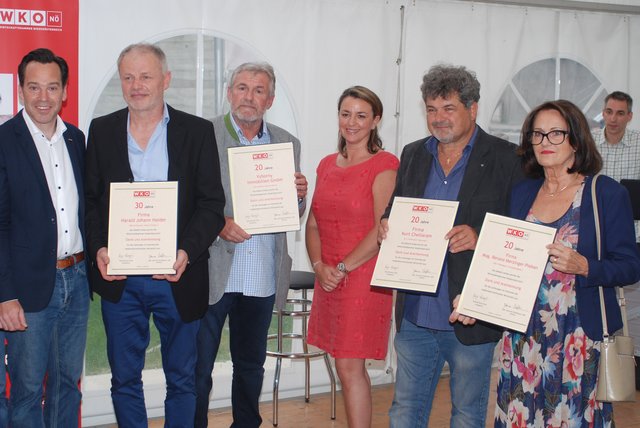 WK-Außenstellenobmann Andreas Kirnberger gratuluierte den Firmen-Jubilaren.