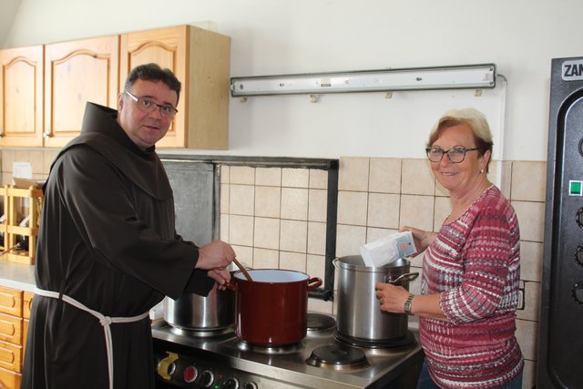 Pater Thomas Lackner kommt gerne in die Küche den Sirup verkosten.