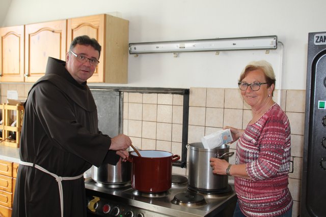 Pater Thomas Lackner kommt gerne in die Küche den Sirup verkosten.  | Foto: Foto: Charlotte Titz