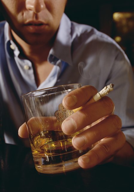 Für viele gehört die Zigarette zum Alkohol dazu.