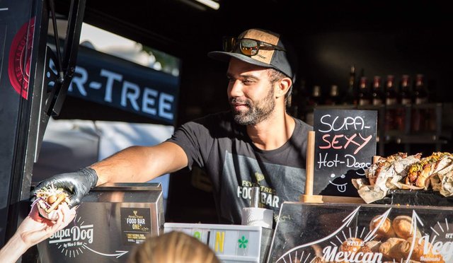 Gutes Essen und eine lässige Atmosphäre – das wird der „Street Food Market“ in Krems am Dominikanerplatz.