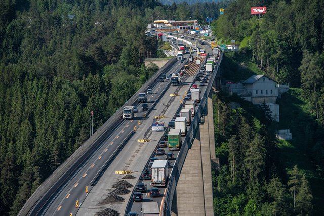 Langsam aber sicher bewegte sich die Autoschlange bei den herrlichen Temperaturen am Freitag wieder Richtung Süden.