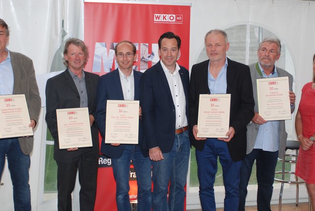 WK-Außenstellenobmann Andreas Kirnberger gratuluierte den Firmen-Jubilaren.