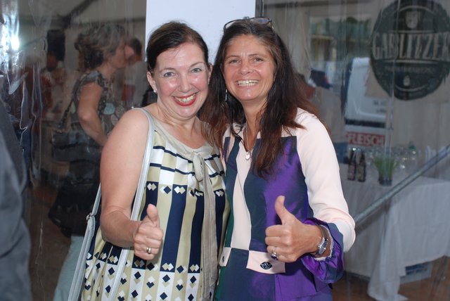 Schneidermeisterin Monika Nagl mit Goldschmiedin Sabine Grabner.