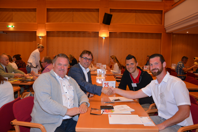 WKB Regionalstellenobmann Franz Nechansky im Gespräch mit Teilnehmern der Geschäftskontaktemesse. | Foto: WKB