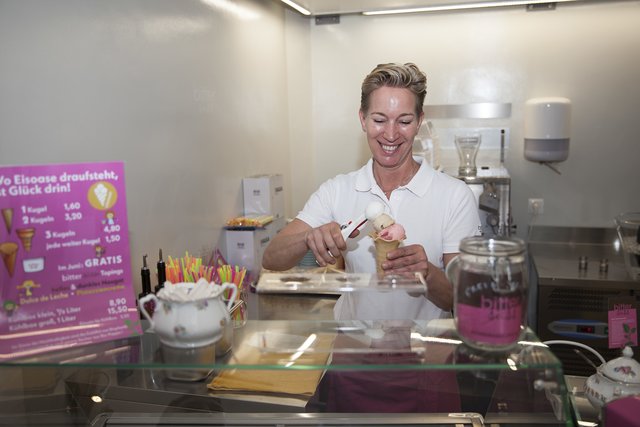 Gesa Weitzenböck, ausgebildete Chocolatier, freut sich über den Neuzugang in ihrer Schokoladenmanufaktur.