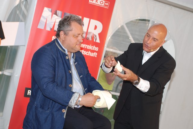 Christian und Christian bei einer Klorollen-Zauberei.