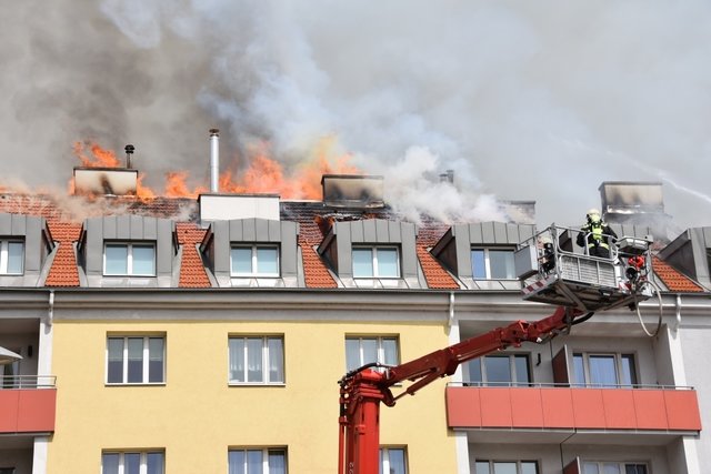 Viele Menschen haben alles beim Großbrand verloren. Um ihnen etwas Freude zu machen, findet ein Benefizfest statt.  | Foto: MA 68/Lichtbildstelle