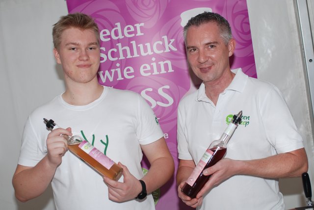 Max und Michael Priessnitz von der Firma Green Sheep stellen Blütensirupe her.