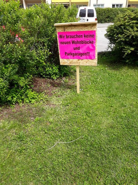 Die Anrainer drücken mit Tafeln ihren Protest aus