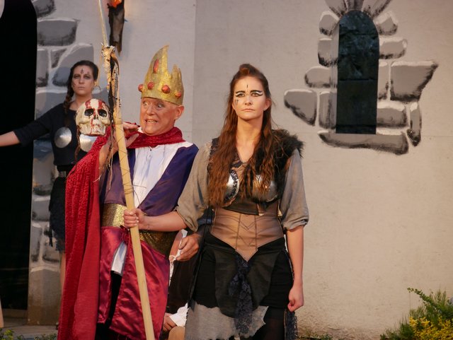 König Gunther – Gregor Hettegger – will die Walkürenkönigin Brunhilde – Maria Unterrainer – für sich gewinnen.